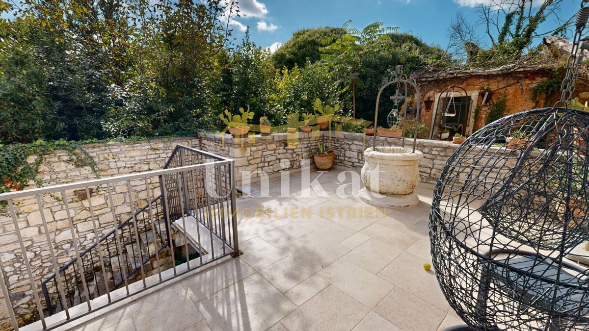 Čudovita posest z dvema kamnitima hišama in bazenom